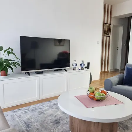 Stylish 1br With Free Parking Near Center - Karposh *