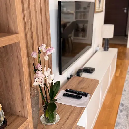 Stylish 1br With Free Parking Near Center - Karposh *